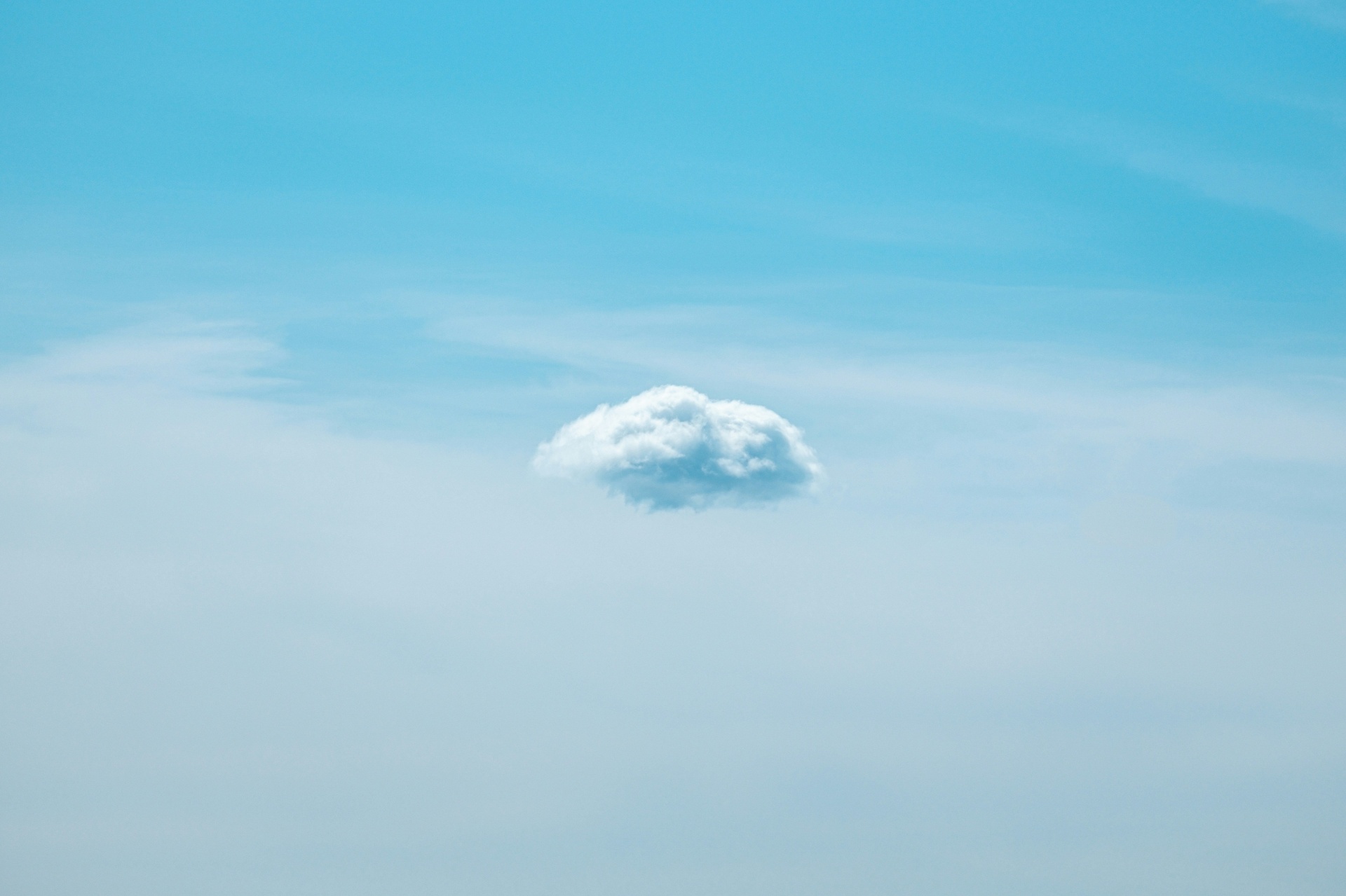 Un nuage isolé dans un ciel doux — légèreté et clarté