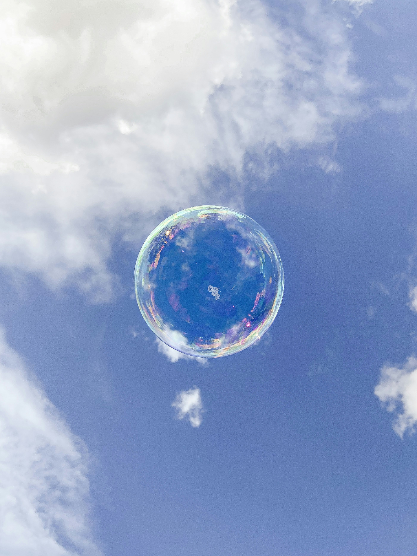 Bulle irisée dans le ciel — symbole du Haut Potentiel Sensible