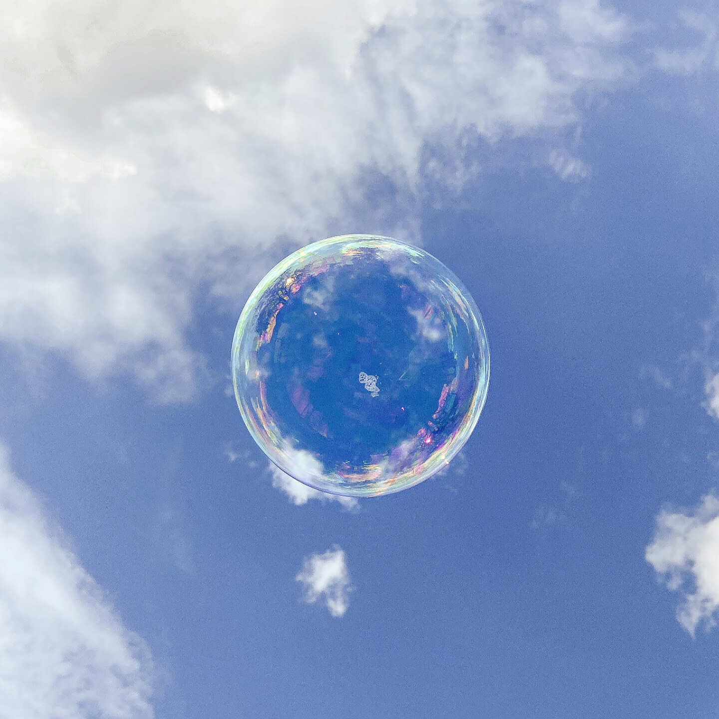 Bulle irisée dans le ciel — symbole du Haut Potentiel Sensible.